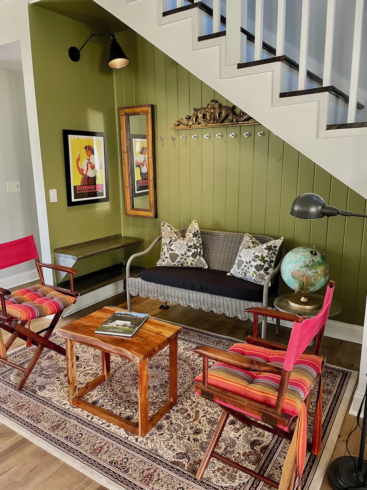 Coat/shoe area off entry way